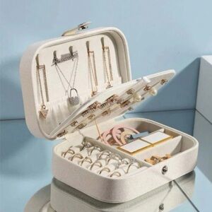 NWT Portable Travel Jewelry Box Organizer Zip Case Storage Rings White Small Box